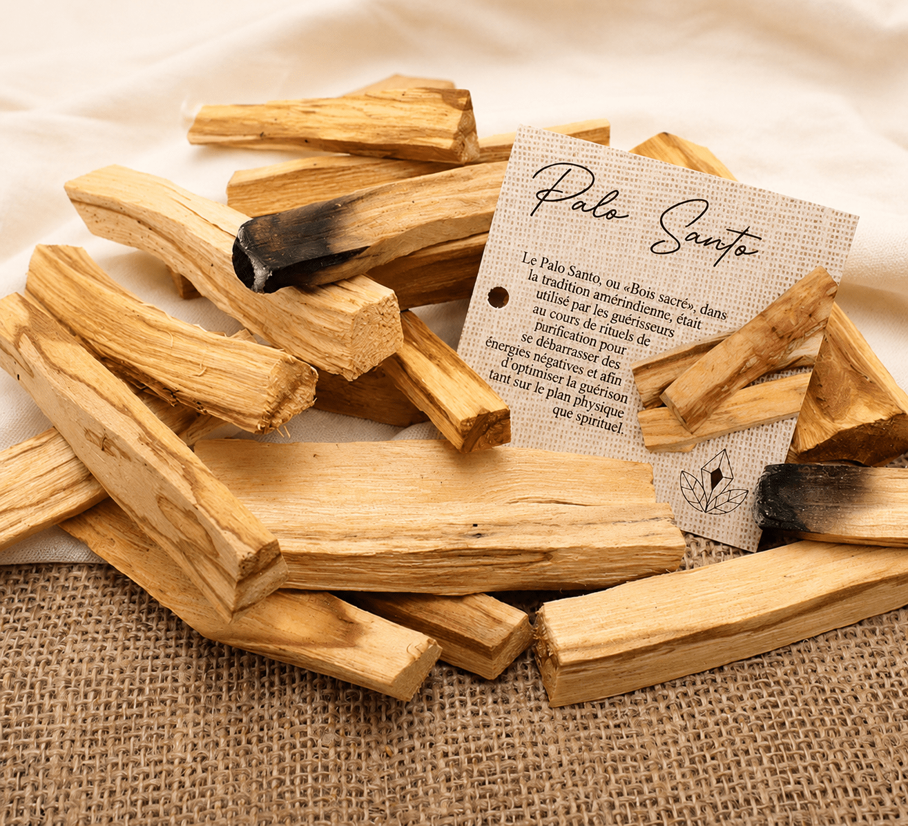 Palo Santo naturel sur toile de jute, bois sacré pour purification énergétique, rituels spirituels et ambiance bien-être