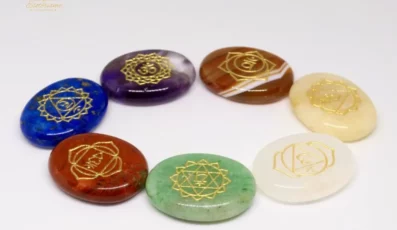 Pierre plate 7 chakras gravée