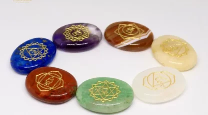 PIERRES PLATES LOT 7 CHAKRAS GRAVÉ A