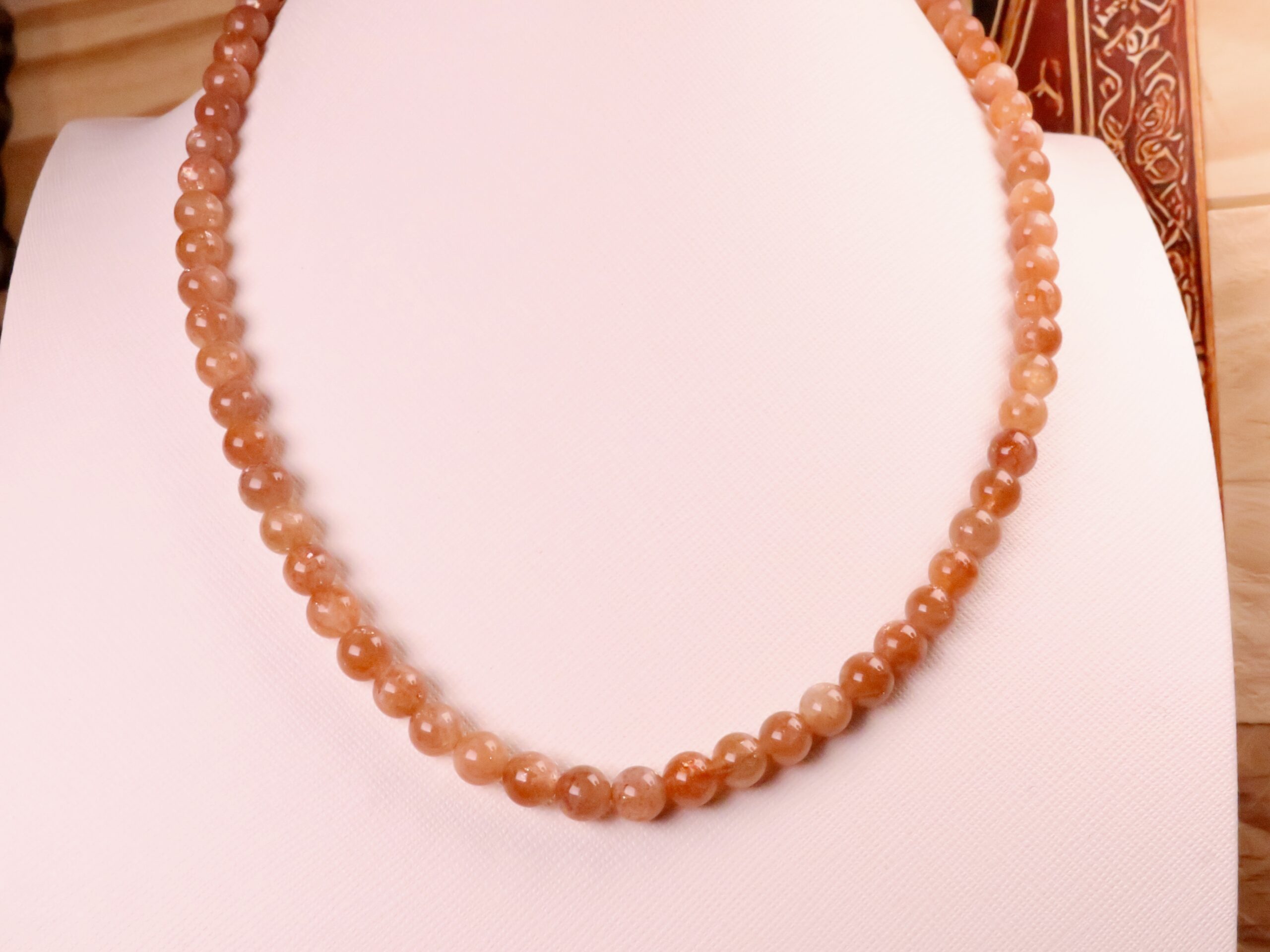 Collier Boule en pierre de soleil – Image 2