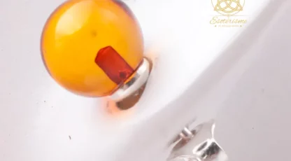 Boucle d’oreille clou en ambre cognac AA+