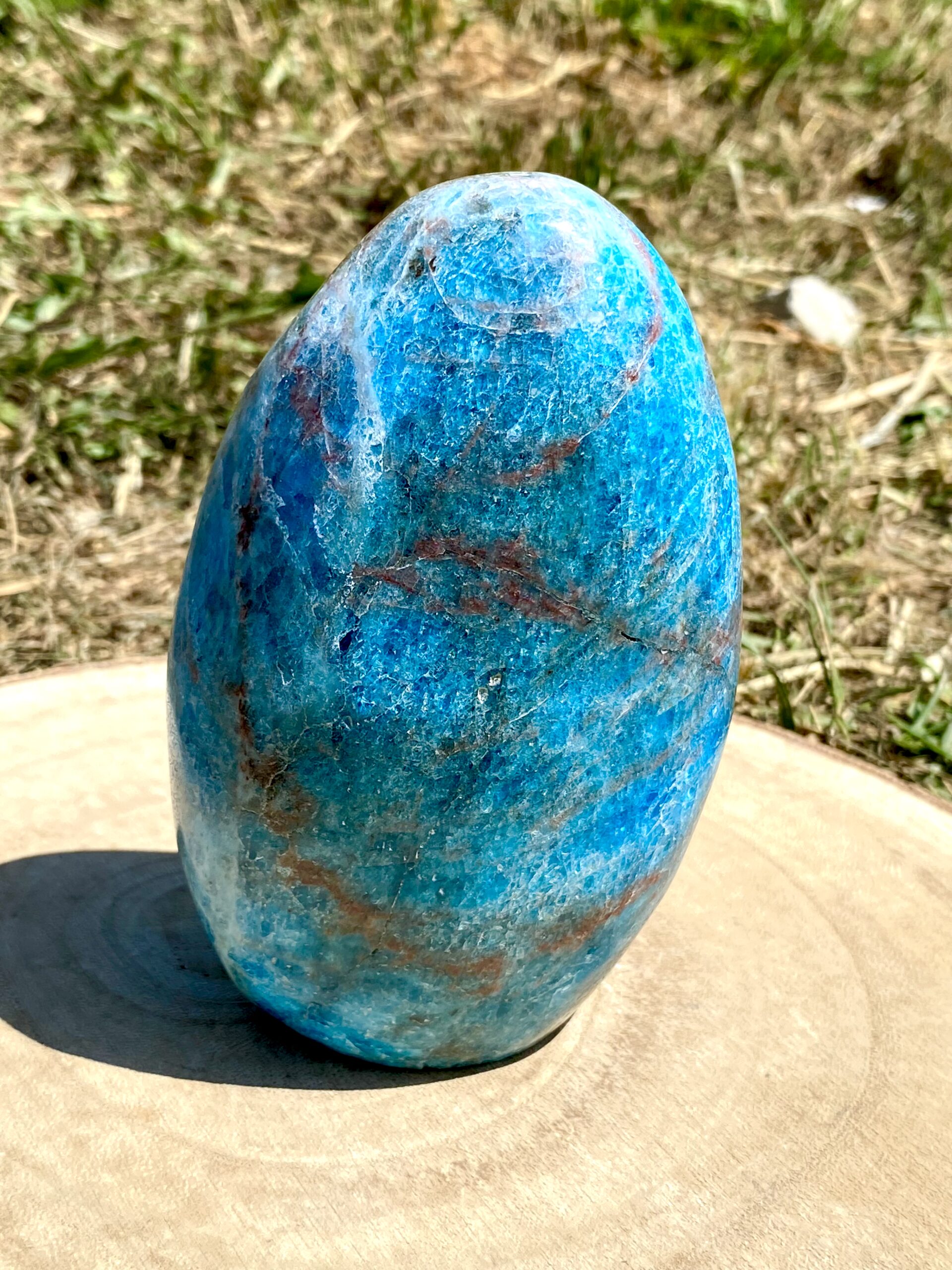 Forme libre en apatite bleue naturelle – pierre d’expression et de motivation en lithothérapie