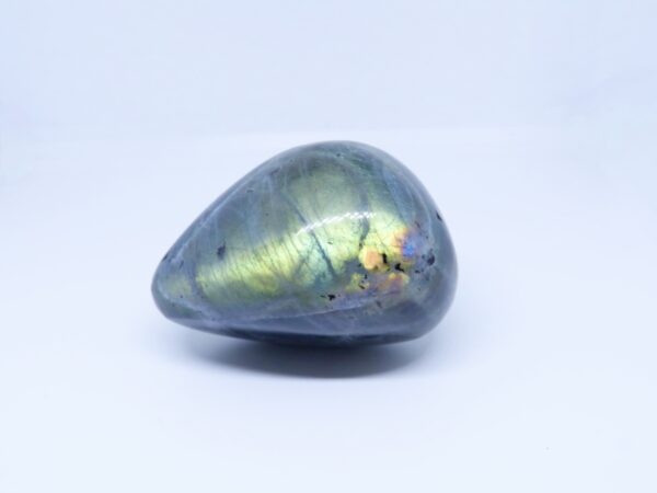 Pierre forme libre labradorite violette