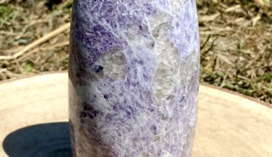 Pierre forme libre en lépidolite (413g)
