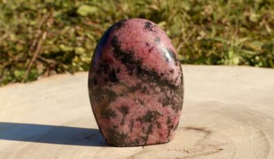 Pierre forme libre Rhodonite (137g)