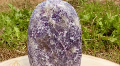 Pierre forme libre en lépidolite A 570g