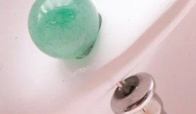 Boucles d&rsquo;oreilles clou aventurine verte 