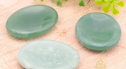 Galet anti stress 45 à 50mm aventurine verte A