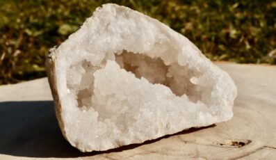 Mini Géode Cristal de roche (322g)