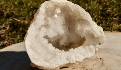 Mini Géode Cristal de roche (392g)