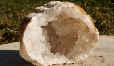 Mini Géode Cristal de roche (275g)