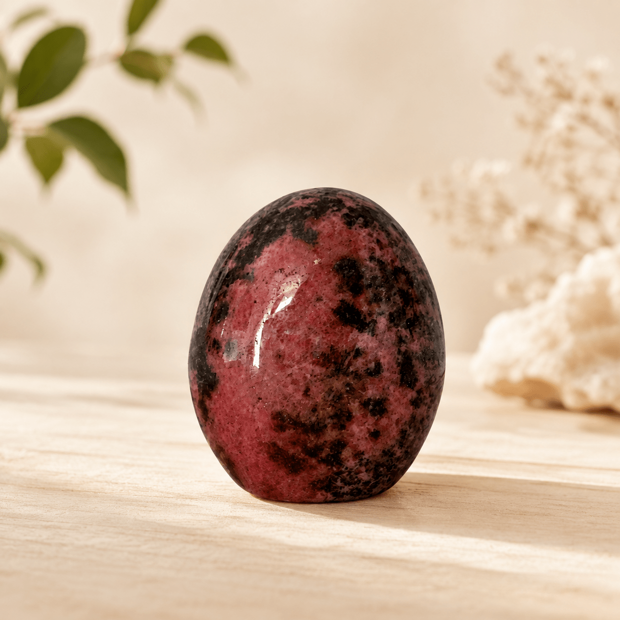 Rhodonite naturelle polie en forme libre à poser
