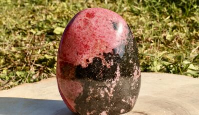 Pierre forme libre Rhodonite (684g)