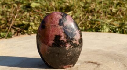 Pierre forme libre Rhodonite (168g)