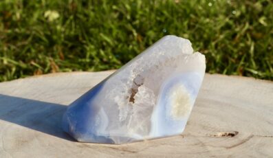 Cristal de calcédoine bleue cristallisée (M3)