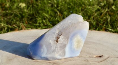 Cristal de calcédoine bleue cristallisée (M3)