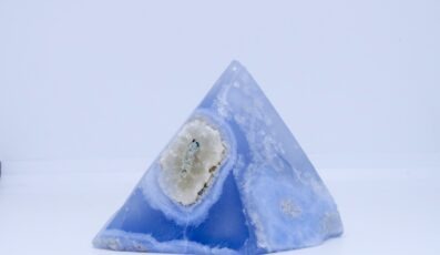 Cristal de calcédoine bleue cristallisée (M2)