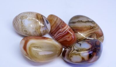 Pierre roulée en Sardonyx