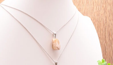 PENDENTIF PIERRE ROULÉE CRISTAL DE ROCHE RUTILE