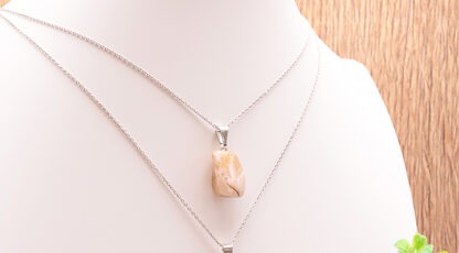 PENDENTIF PIERRE ROULÉE CRISTAL DE ROCHE RUTILE