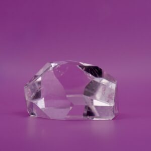 cristal taillé Cristal de roche  Couleur(s) : Blanc / Transparent Poids: 79g Taille : 5 cm x 3, 5cm x 3 cm Qualité : AAA = Le plus pure Origine : MAROC