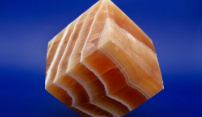 Cube en calcite Orange (618g)