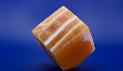 Cube en calcite Orange (284g)