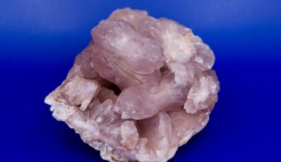 Pierre brute Quartz rose cristallisée (337g)