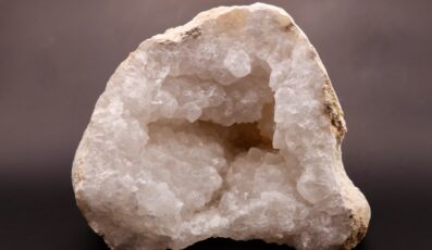 Mini Géode Cristal de roche (465g)