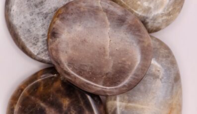 Pierre plate pierre de lune beige