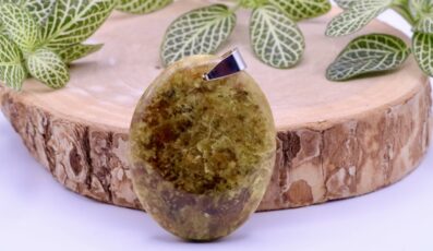 Pendentif pierre plate opale verte