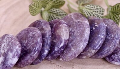 Pierre plate en lépidolite