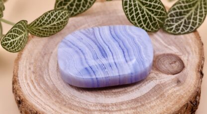 Pierre plate en calcédoine bleue