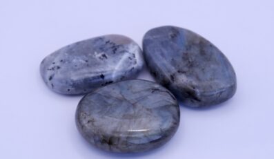Pierre plate labradorite