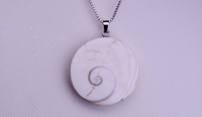 Pendentif pierre plate Œil de Sainte Lucie