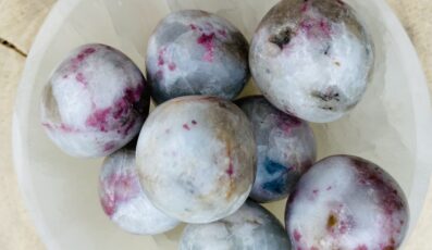 Pierre Roulée tourmaline rose sur quartz rose