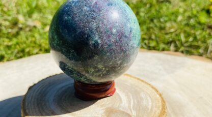 Sphère en rubis sur fuschite et cyanite