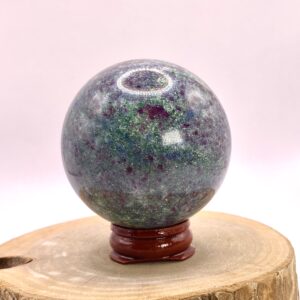 Sphère en rubis sur fuschite et cyanite