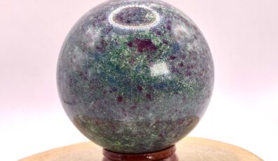 Sphère en rubis sur fuschite et cyanite