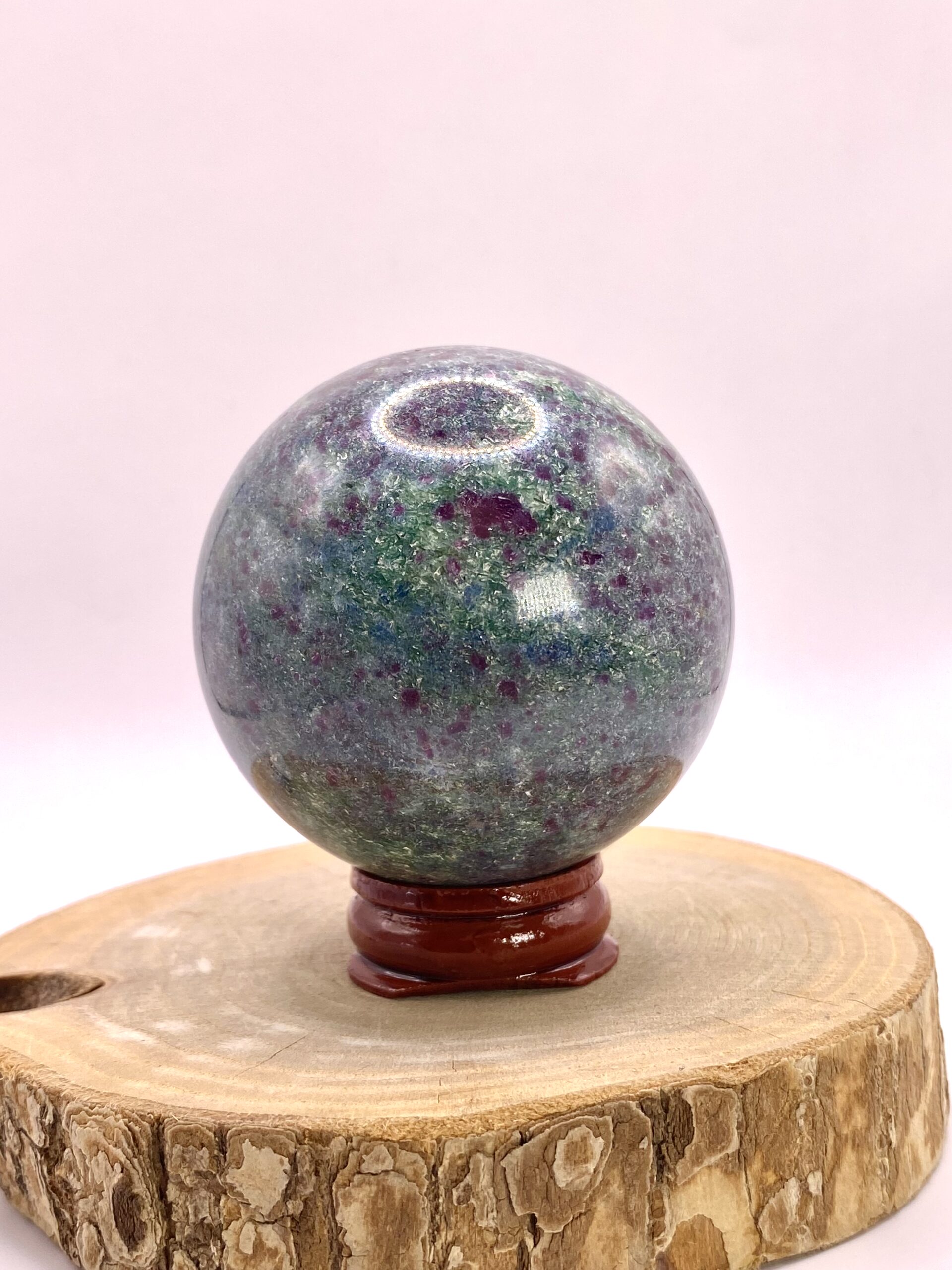 Sphère en rubis sur fuschite et cyanite