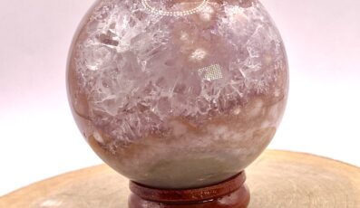 Sphère en agate fleur de cerisier sur Améthyste (M1)