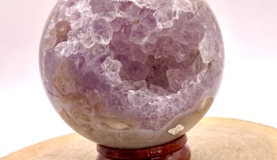 Sphère en agate fleur de cerisier sur Améthyste (M2)