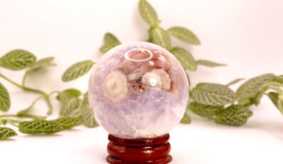 Sphère en agate fleur de cerisier sur Améthyste (M1)