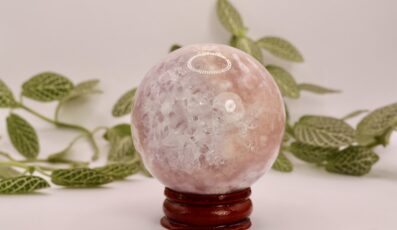 Sphère en agate fleur de cerisier sur Améthyste (M2)