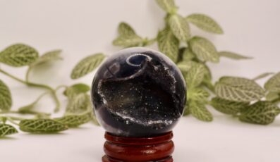 Sphère agate noire cristalisée (M3)