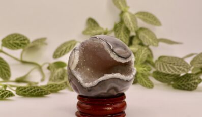 Sphère agate noire cristalisée (M4)