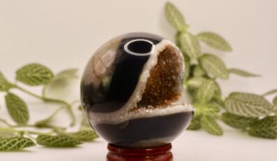 Sphère agate noire cristalisée(M1)