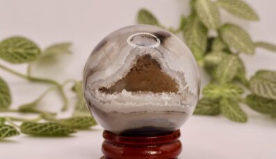 Sphère agate noire cristalisée(M5)