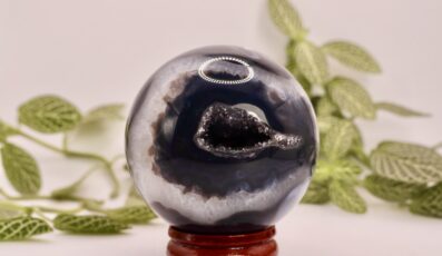 Sphère agate noire cristalisée (M2)