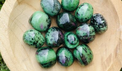 Pierre Roulée Rubis zoïsite